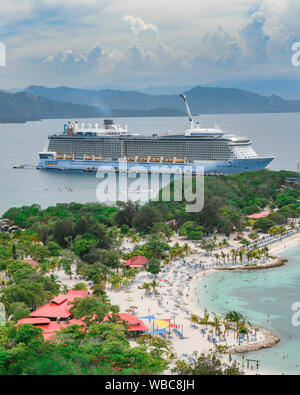 Karibik Kreuzfahrten - Royal Caribbean Hymne der Meere in den Hafen in Labadee Haiti - Cruise Ship Port-Kreuzfahrtschiff Urlaub - Kreuzfahrt Schiff Ferienhäuser Stockfoto