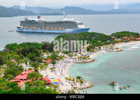 Karibik Kreuzfahrten - Royal Caribbean Hymne der Meere in den Hafen in Labadee Haiti - Cruise Ship Port-Kreuzfahrtschiff Urlaub - Kreuzfahrt Schiff Ferienhäuser Stockfoto