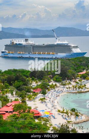 Karibikurlaub - Menschen am Strand aus der Vogelperspektive - Hymne des Meeres Kreuzfahrtschiff - Hafen Labadee Haiti - Royal Caribbean Holiday Stockfoto