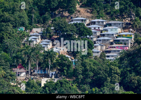 Wohnungen in Haiti - Haiti Häuser - bunte kleine Wohnungen dot die zerklüftete Landschaft und die Hügel von Haiti - Hügellandschaft Gehäuse Stockfoto