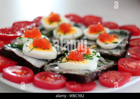 Roggenbrot Sandwich mit Fisch, Ei und Dill und Kaviar. Estnische traditionelle Köstlichkeit 'kiluvoileib' / 'kiluvõileib' Stockfoto