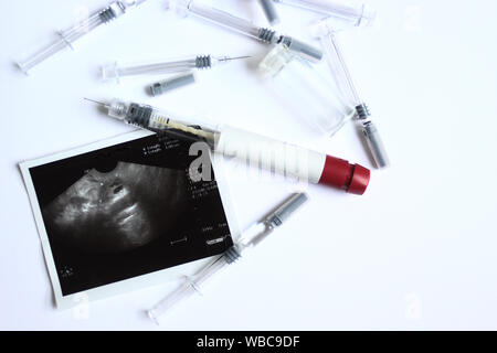 Technik der assistierten Reproduktion pen und kleine Spritzen mit ovarian Ultraschall in der Mitte. IVF und IUI Behandlung Medikamente. Stockfoto