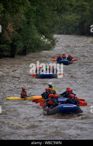 Touristen versuchen, White Water Rafting auf dem Noguera Pallaresa Stockfoto