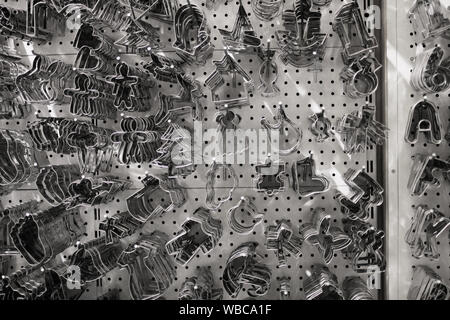 Weihnachten themed Metall cookie/Lebkuchen Messer an der Wand aufhängen, in Store Stockfoto