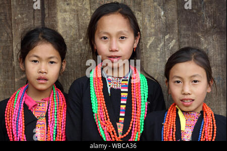 Akha Mädchen im Neuen Jahr Zeremonie in der Nähe von Phongsaly, Laos. Die ethnische Minderheit der Akha haben noch unter dem Vorbehalt der Menschenrechtsverletzungen in Laos. Stockfoto