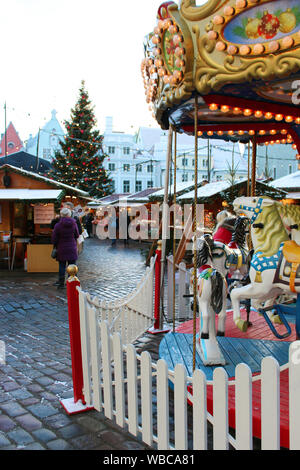 Karussell in traditionellen Weihnachtsmarkt in Europa, Estland. Karussell mit Lichtern dekoriert, Weihnachtsmarkt Konzept. Stockfoto
