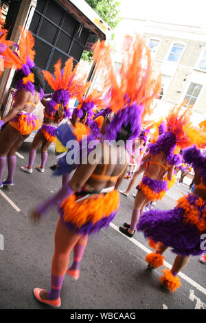 LONDON - 30. August: Darsteller Teil am zweiten Tag der Notting Hill Carnival, der größten in Europa, der am 30. August 2010 in London, Großbritannien. Karneval tak Stockfoto