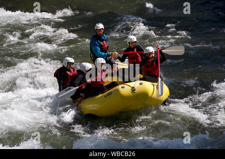 Touristen versuchen, White Water Rafting auf dem Noguera Pallaresa Stockfoto