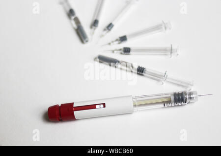 In-vitro-Fertilisation pen. IVF-Behandlung Medikamente, Spritzen, Nadeln und Pillen. Stims und Pio Schüsse. Medikamente für die Behandlung der Unfruchtbarkeit auf w Stockfoto