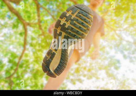 Laufen die Füße männlichen Blick von unten in Runner jogging Übung mit alten Schuhen in den öffentlichen Park für Gesundheit Gewicht Konzept verlieren. copy space Text hinzufügen Stockfoto
