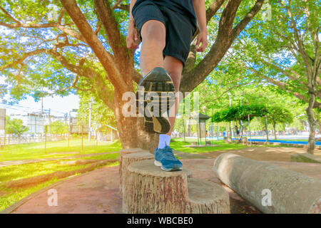 Laufen die Füße männlichen Blick von unten in Runner jogging Übung mit alten Schuhen in den öffentlichen Park für Gesundheit Gewicht Konzept verlieren. copy space Text hinzufügen Stockfoto