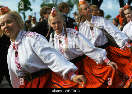 Tallinn, Estland - 7.04.2009 - die jungen Frauen, die in der Estnischen traditionelle Kleidung tanzen an der Street Parade für Volkstanz und Volkslied Festival Stockfoto