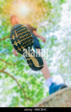 Laufen die Füße männlichen Blick von unten in Runner jogging Übung mit alten Schuhen in den öffentlichen Park für Gesundheit Gewicht Konzept verlieren. copy space Text hinzufügen Stockfoto