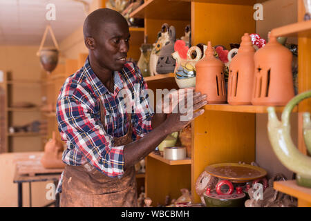 Afrikanische potter pottery Studio arbeiten konzentriert, Kontrolle fertig Lehm Produkte Stockfoto