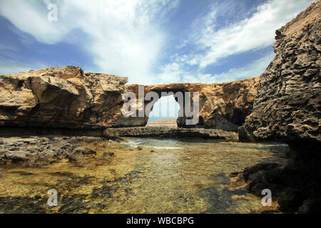 Das Azure Window auf Gozo Insel - mediterrane Natur wunder schöne Lage in Malta. Diese Welt berühmten Felsformation Wahrzeichen brach nach Meer Sturm Stockfoto