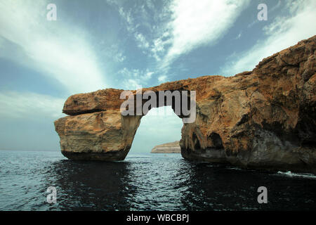 Das Azure Window auf Gozo Insel - mediterrane Natur wunder schöne Lage in Malta. Diese Welt berühmten Felsformation Wahrzeichen brach nach Meer Sturm Stockfoto