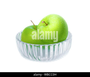 Zwei Green Apple in Glasschale auf weißem Hintergrund mit Wasser, Obst ernähren die Gesundheit Körper Stockfoto