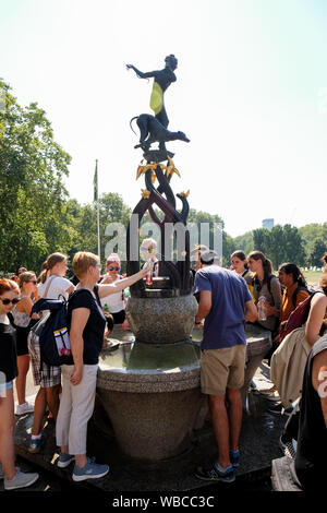 Green Park, London, UK. 26 Aug, 2019. UK Wetter: Die Menschen genießen die heißen Wetter in Green Park. Quelle: Matthew Chattle/Alamy leben Nachrichten Stockfoto