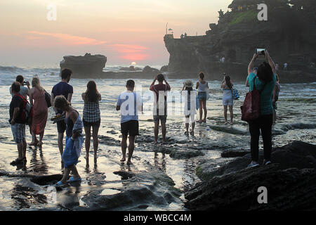 Bali, Indonesien - 15. September 2017. Überfüllte Tanah Lot Tempel bei Sonnenuntergang Stockfoto