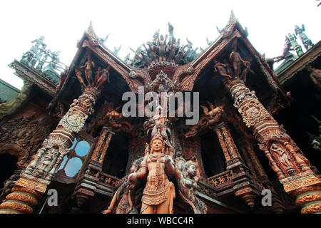 Heiligtum der Wahrheit in Pattaya, Thailand. all-Holz Gebäude mit Skulpturen aus Holz auf der Grundlage von traditionellen buddhistischen und hinduistischen Motive ans Mythen gefüllt. Stockfoto