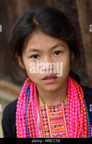 Akha Mädchen im Neuen Jahr Zeremonie in der Nähe von Phongsaly, Laos. Die ethnische Minderheit der Akha haben noch unter dem Vorbehalt der Menschenrechtsverletzungen in Laos. Stockfoto