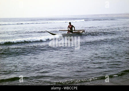 Boote aus Stroh an der Pazifikküste von Trujillo, Peru 1960er Jahre. Stroh Boote an der Pazifikküste von Trujillo, Peru 1960. Stockfoto