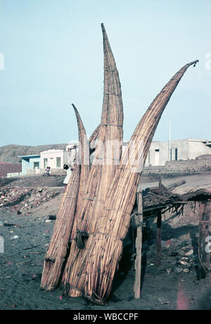 Boote aus Stroh an der Pazifikküste von Trujillo, Peru 1960er Jahre. Stroh Boote an der Pazifikküste von Trujillo, Peru 1960. Stockfoto