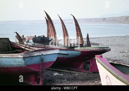 Boote aus Stroh an der Pazifikküste von Trujillo, Peru 1960er Jahre. Stroh Boote an der Pazifikküste von Trujillo, Peru 1960. Stockfoto