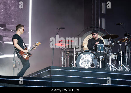 Leeds, Großbritannien. 24. August 2019. Mike Kerr (Gesang, Bass) und Ben Thatcher (Drums) von königlichem Blut durchführen auf der Hauptbühne an der Leeds Festival 2019, 2019-08-24 Stockfoto