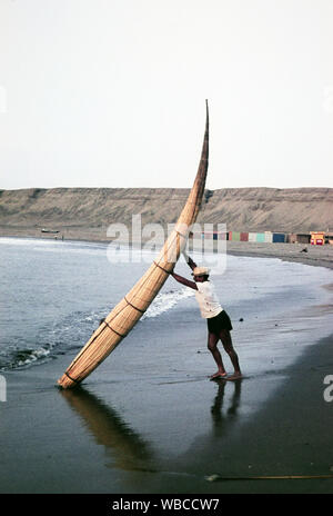 Boote aus Stroh an der Pazifikküste von Trujillo, Peru 1960er Jahre. Stroh Boote an der Pazifikküste von Trujillo, Peru 1960. Stockfoto