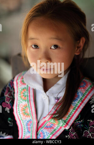 Akha Mädchen im Neuen Jahr Zeremonie in der Nähe von Phongsaly, Laos. Die ethnische Minderheit der Akha haben noch unter dem Vorbehalt der Menschenrechtsverletzungen in Laos. Stockfoto