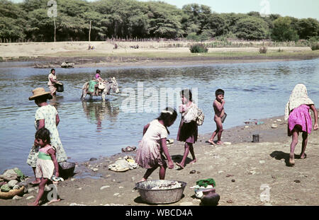 Einheimische bei der Wäsche im Fluss nahe der Stadt San Lorenzo in Peru, 1960er Jahre. Ureinwohner in Waschtag im Fluss in der Nähe der Stadt San Lorenzo in Peru, 1960. Stockfoto