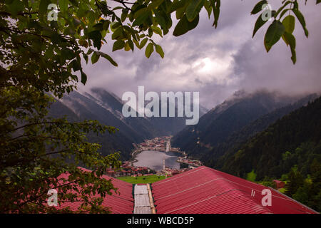 Uzungöl Seeblick (Langer See) Blick von oben auf die Berge und den See in Trabzon. Berühmten touristischen Ort in Uzungöl, Trabzon, Türkei Stockfoto