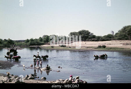 Einheimische bei der Wäsche im Fluss nahe der Stadt San Lorenzo in Peru, 1960er Jahre. Ureinwohner in Waschtag im Fluss in der Nähe der Stadt San Lorenzo in Peru, 1960. Stockfoto