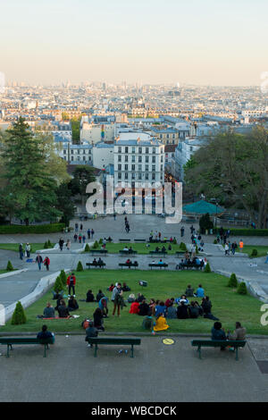 Touristenmassen genießen Abend Sonnenuntergang Blick über Paris von Hill und Schritte vor der Basilika Sacré-Coeur. Montmartre, Paris Stockfoto