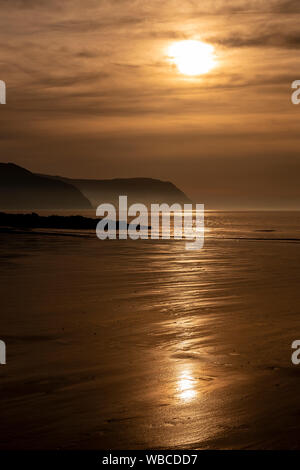 Sonnenuntergang über der Küste von Nordwales in Llandudno West Shore Stockfoto