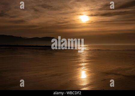 Sonnenuntergang über der Küste von Nordwales in Llandudno West Shore Stockfoto