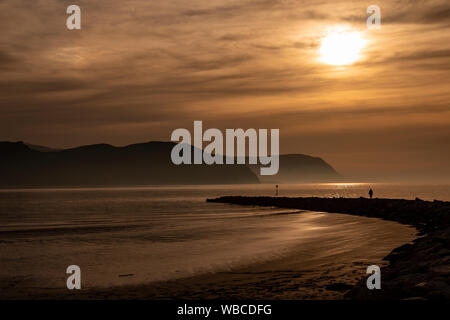 Sonnenuntergang über der Küste von Nordwales in Llandudno West Shore Stockfoto