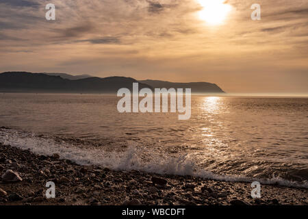Sonnenuntergang über der Küste von Nordwales in Llandudno West Shore Stockfoto