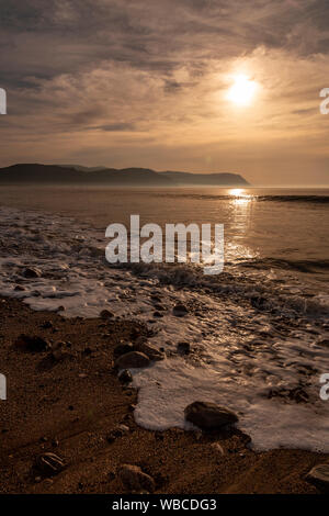 Sonnenuntergang über der Küste von Nordwales in Llandudno West Shore Stockfoto