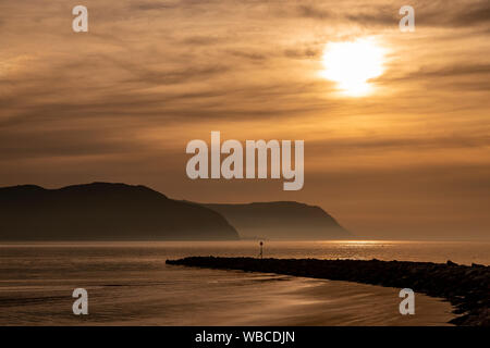 Sonnenuntergang über der Küste von Nordwales in Llandudno West Shore Stockfoto