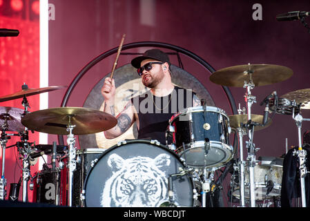 Leeds, Großbritannien. 24. August 2019. Mike Kerr (Gesang, Bass) und Ben Thatcher (Drums) von königlichem Blut durchführen auf der Hauptbühne an der Leeds Festival 2019, 2019-08-24 Stockfoto