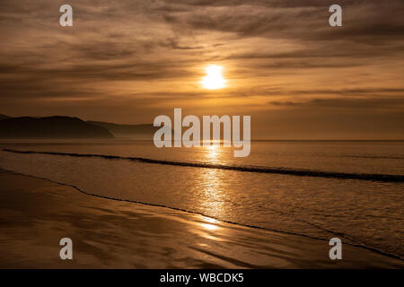 Sonnenuntergang über der Küste von Nordwales in Llandudno West Shore Stockfoto