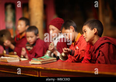 Buddhistische Anfänger besuchen den berühmten 3-tägigen jährlichen Mahakala Puja im Lamayuru Kloster, Ladakh, Indien Stockfoto