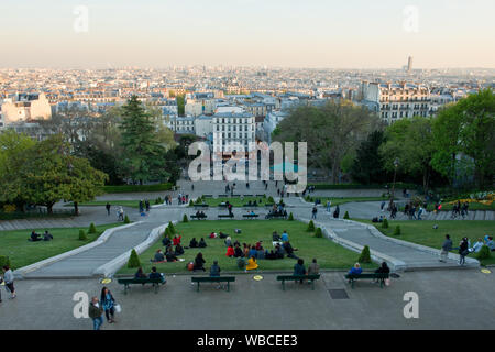 Touristenmassen genießen Abend Sonnenuntergang Blick über Paris von Hill und Schritte vor der Basilika Sacré-Coeur. Montmartre, Paris Stockfoto