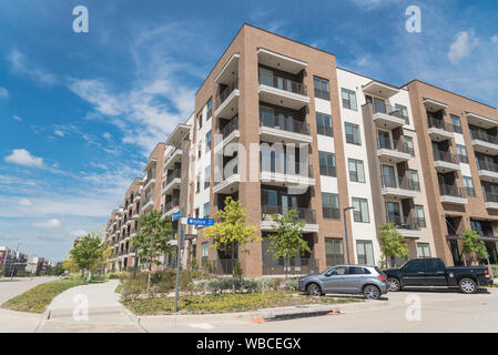 Neue Luxus mehrstöckigen Wohnung Gemeinschaft mit parkenden Autos in der Nähe von Dallas, Texas Stockfoto