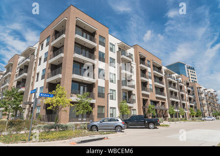 Neue Luxus mehrstöckigen Wohnung Gemeinschaft mit parkenden Autos in der Nähe von Dallas, Texas Stockfoto