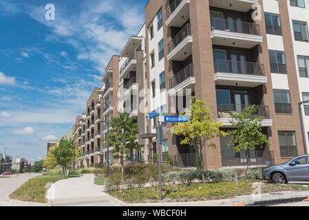 Neue Luxus mehrstöckigen Wohnung Gemeinschaft mit parkenden Autos in der Nähe von Dallas, Texas Stockfoto