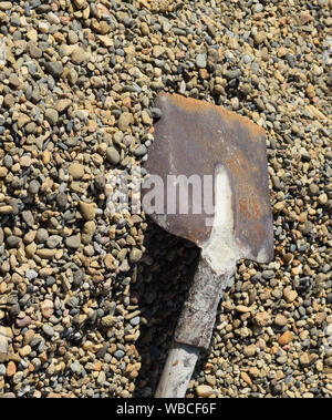 Schaufel auf Schotter. Bauarbeiten auf dem Hof. Stockfoto