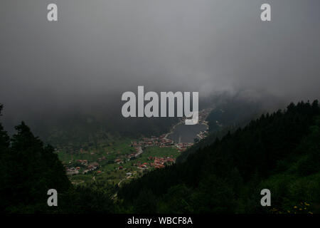 Uzungöl Seeblick (Langer See) Blick von oben auf die Berge und den See in Trabzon. Berühmten touristischen Ort in Uzungöl, Trabzon, Türkei Stockfoto